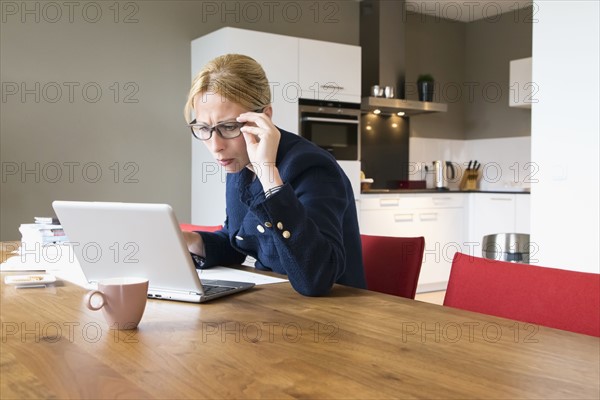 Woman working in dining room.
Photo : Mark de Leeuw