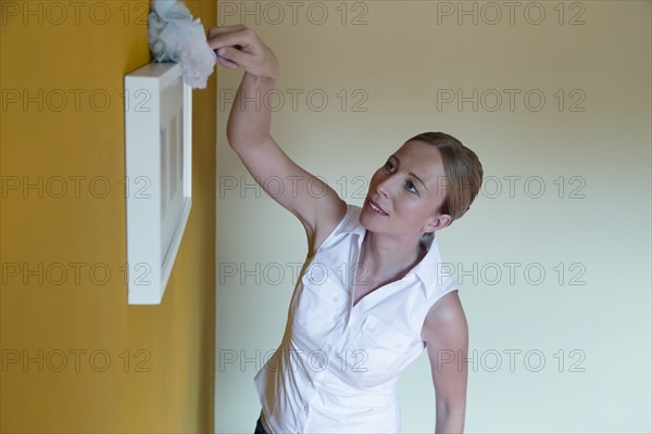 Woman cleaning house.
Photo : Mark de Leeuw