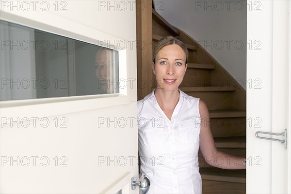 Portrait of woman opening door.
Photo : Mark de Leeuw