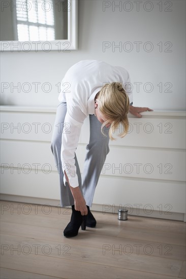 Woman zipping shoes.
Photo : Mark de Leeuw