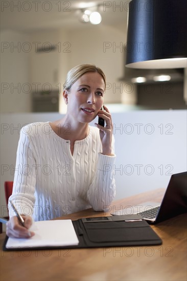 Woman in office.
Photo : Mark de Leeuw