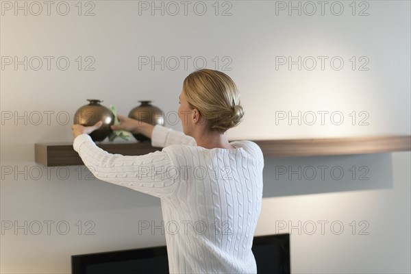 Woman cleaning house.
Photo : Mark de Leeuw