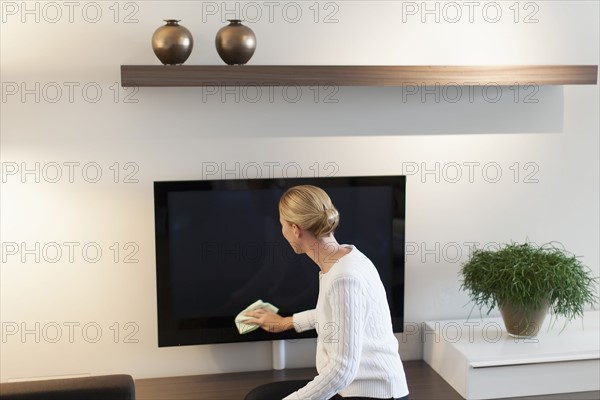 Woman cleaning house.
Photo : Mark de Leeuw