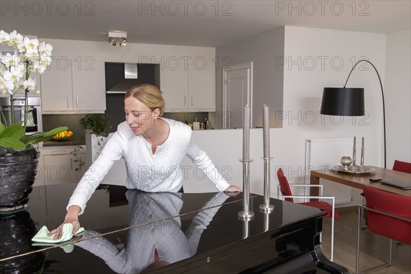 Woman cleaning table.
Photo : Mark de Leeuw