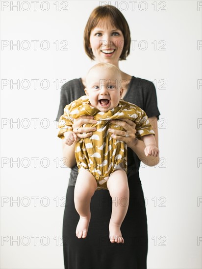 Studio portrait of mother with baby son (2-5 months).
Photo : Jessica Peterson