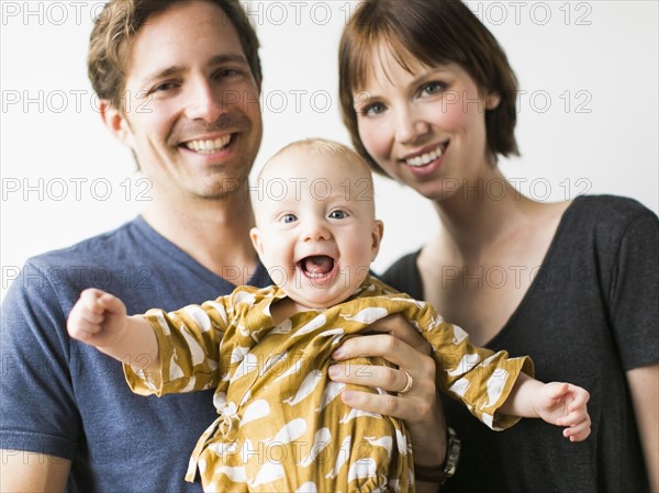 Studio portrait of parents with baby son (2-5 months).
Photo : Jessica Peterson