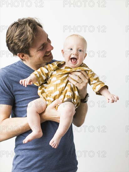 Studio portrait of father with baby son (2-5 months).
Photo : Jessica Peterson