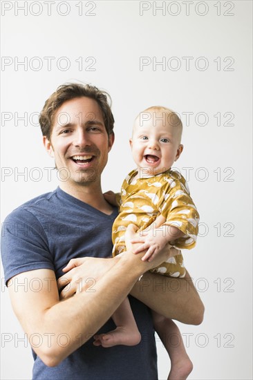 Studio portrait of father with baby son (2-5 months).
Photo : Jessica Peterson