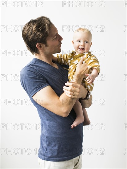 Studio portrait of father with baby son (2-5 months).
Photo : Jessica Peterson