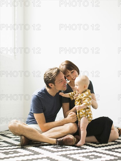 Portrait of parents with baby son (2-5 months).
Photo : Jessica Peterson