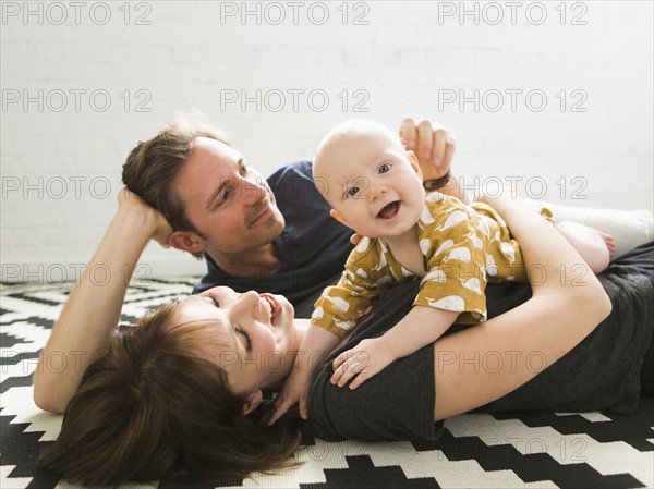 Portrait of parents with baby son (2-5 months).
Photo : Jessica Peterson