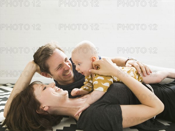 Portrait of parents with baby son (2-5 months).
Photo : Jessica Peterson