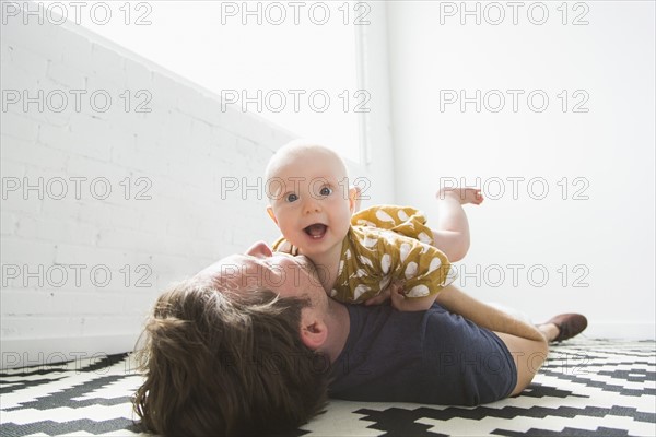 Father playing with baby son (2-5 months).
Photo : Jessica Peterson