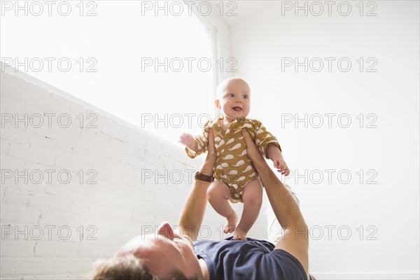 Father playing with baby son (2-5 months).
Photo : Jessica Peterson