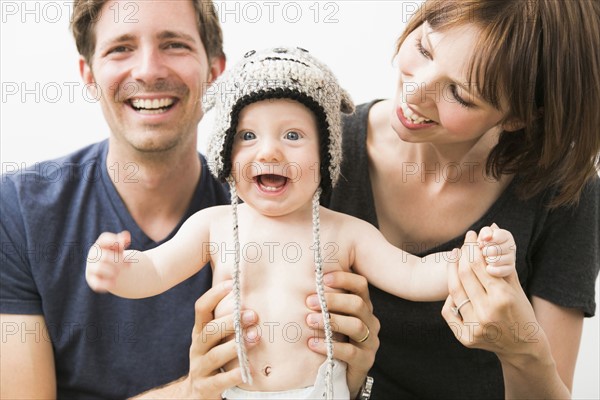 Portrait of parents with baby son (2-5 months).
Photo : Jessica Peterson