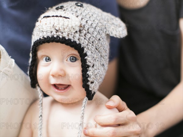 Portrait of baby boy (2-5 months) wearing knit hat.
Photo : Jessica Peterson