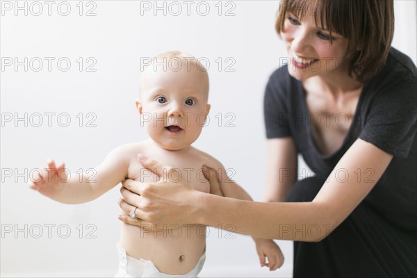 Studio portrait of mother with baby son (2-5 months).
Photo : Jessica Peterson