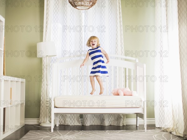 Girl (4-5) jumping on sofa.
Photo : Jessica Peterson