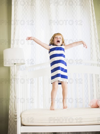 Girl (4-5) jumping on sofa.
Photo : Jessica Peterson
