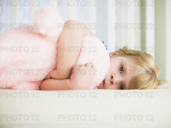 Girl (4-5) embracing soft toy.
Photo : Jessica Peterson