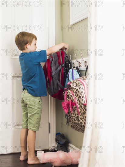 Boy (8-9) hanging his school bag.
Photo : Jessica Peterson