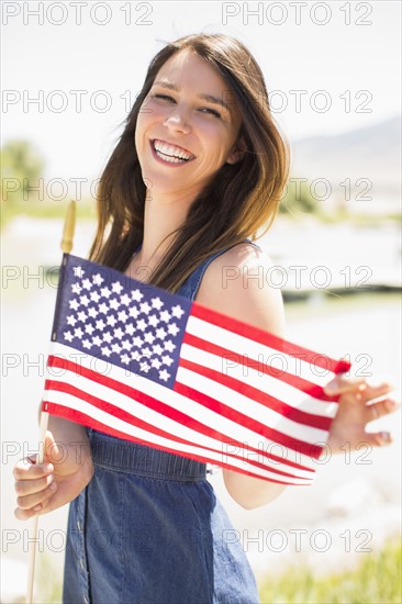 Portrait of young woman with american flag. Salt Lake City, Utah, USA.
Photo : Jessica Peterson