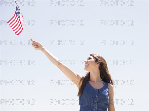Portrait of young woman with american flag.
Photo : Jessica Peterson