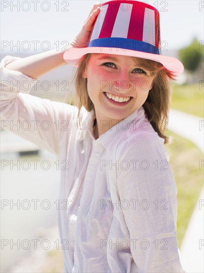 Portrait of young woman wearing hat with pattern of american flag. Salt Lake City, Utah, USA.
Photo : Jessica Peterson