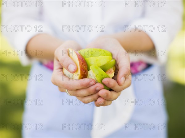 Woman holding sliced apple.
Photo : Jessica Peterson