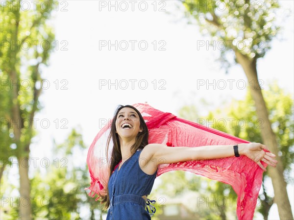 Young woman playing with scarf in park. Salt Lake City, Utah, USA.
Photo : Jessica Peterson