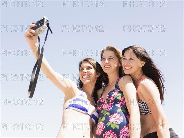 Portrait of three women photographing themselves.
Photo : Jessica Peterson