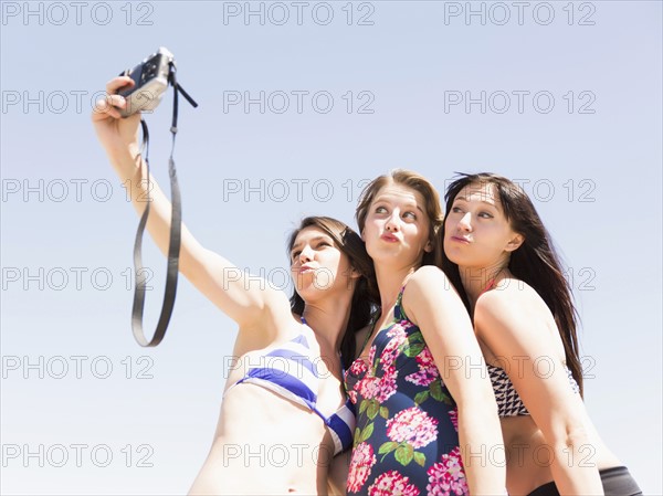 Portrait of three women photographing themselves.
Photo : Jessica Peterson