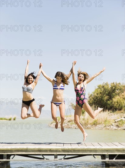 Three women jumping into lake. Salt Lake City, Utah, USA.
Photo : Jessica Peterson