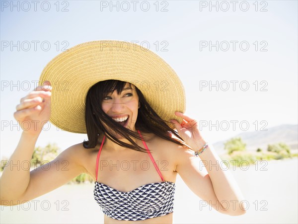 Portrait of woman wearing sun hat on beach. Salt Lake City, Utah, USA.
Photo : Jessica Peterson