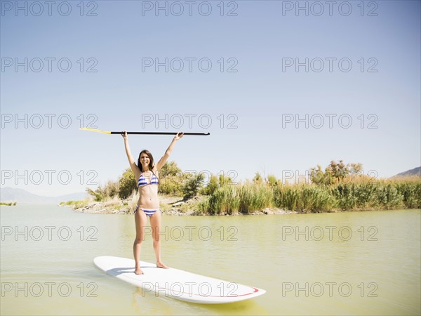 Woman balancing on surfboard. Salt Lake City, Utah, USA.
Photo : Jessica Peterson