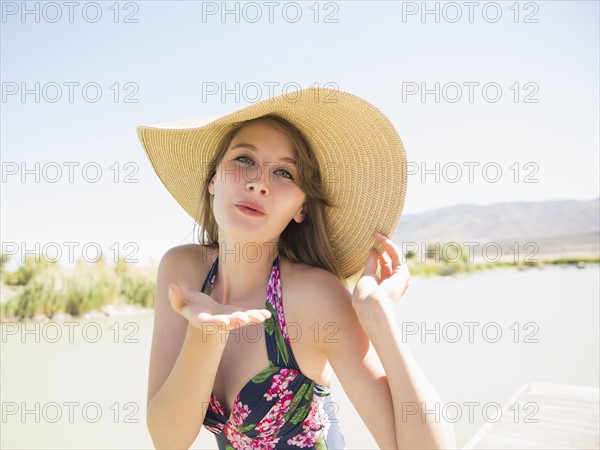 Portrait of young woman wearing sun hat on beach. Salt Lake City, Utah, USA.
Photo : Jessica Peterson