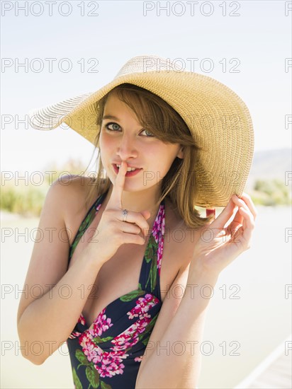 Portrait of young woman wearing sun hat on beach. Salt Lake City, Utah, USA.
Photo : Jessica Peterson