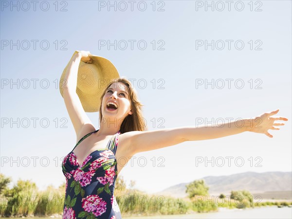 Young woman with sun hat on beach. Salt Lake City, Utah, USA.
Photo : Jessica Peterson