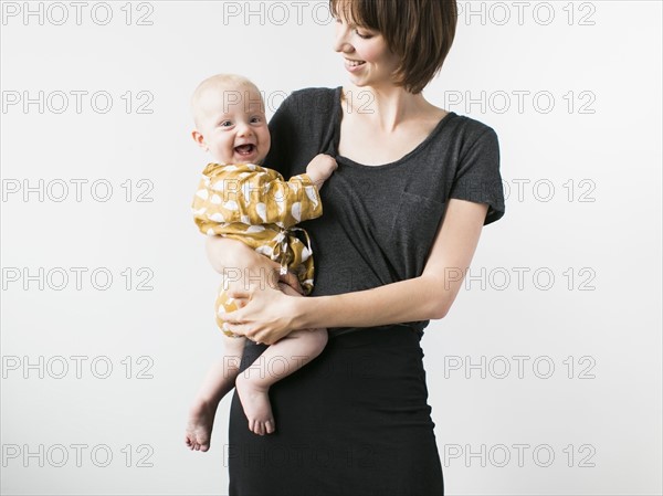 Studio portrait of mother with baby son (2-5 months).
Photo : Jessica Peterson