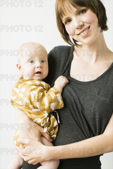 Studio portrait of mother with baby son (2-5 months).
Photo : Jessica Peterson