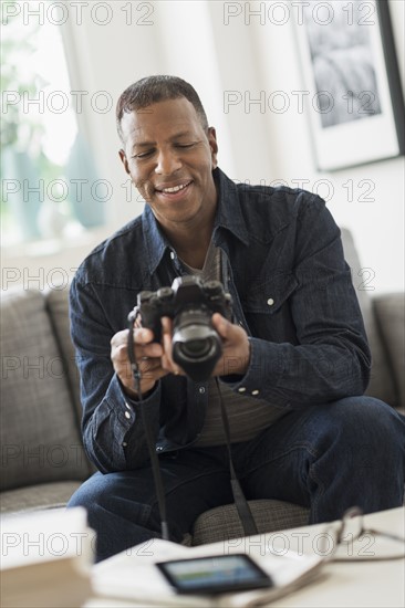 Man holding digital camera.