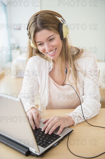 Portrait of young woman using laptop.
Photo : Jamie Grill