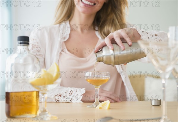 Young woman pouring coctail.
Photo : Jamie Grill