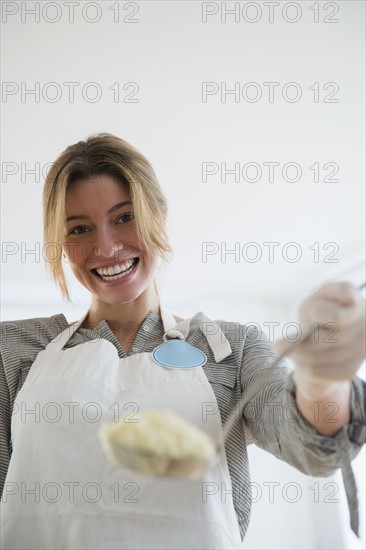 Portrait of charity volunteer holding food.
Photo : Jamie Grill