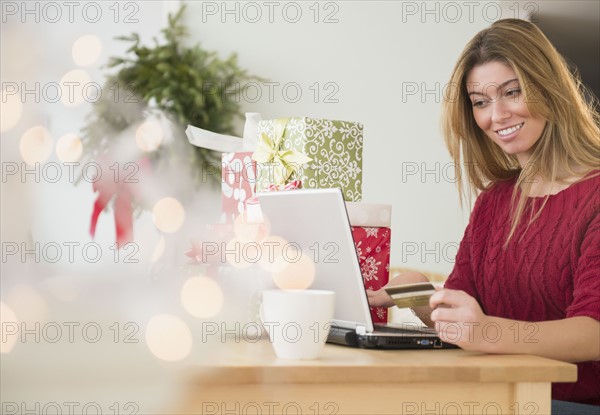 Young woman doing online shopping.
Photo : Jamie Grill