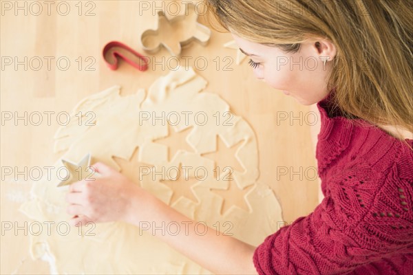 Young woman making coockies at christmas.
Photo : Jamie Grill