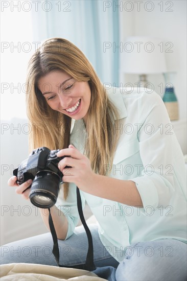 Young woman photographing.
Photo : Jamie Grill