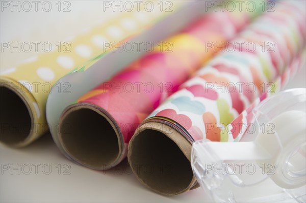 Studio Shot of wrapping paper and sticky tape.
Photo : Jamie Grill