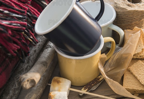 Studio Shot marshmallows, mugs and graham crackers.
Photo : Jamie Grill