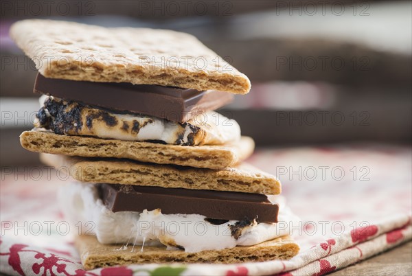Studio Shot of toasted smores.
Photo : Jamie Grill